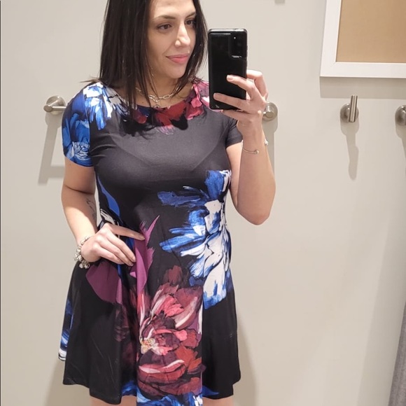 Women’s Floral Pocket Dress - Picture 3 of 15